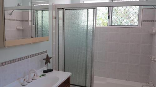 Koupelna v ubytování Lanas Cottage