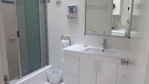 Magnetic Shores Unit 3 tesisinde bir banyo