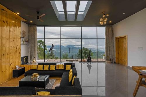 Galeriebild der Unterkunft SaffronStays Glasshouse Celeste, Ranikhet - luxurious glass villa with breathtaking views in Bhatrojkhan