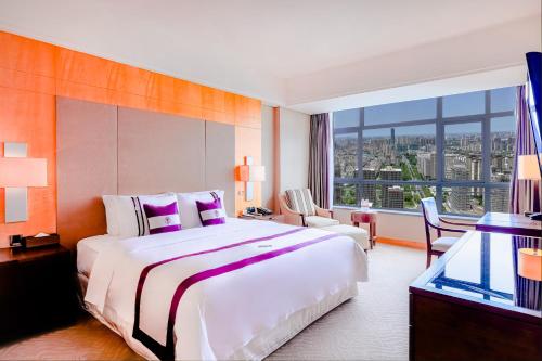 Postel nebo postele na pokoji v ubytování Kunshan Yu Yuan Garden Hotel