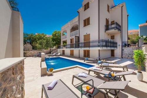 een afbeelding van een villa met zwembad bij Casa Laurea in Dubrovnik