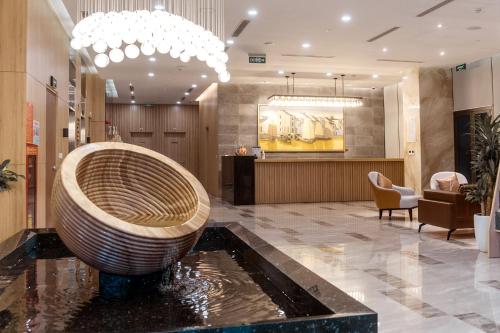 a lobby with a bath tub in the middle of a room at KOVIE HOTEL in Ðoan Xá
