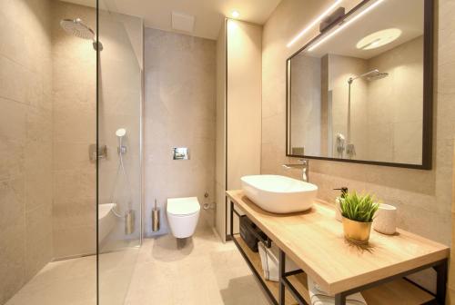 łazienka z umywalką i prysznicem w obiekcie Villa QUARNARO with heated pool w mieście Omišalj
