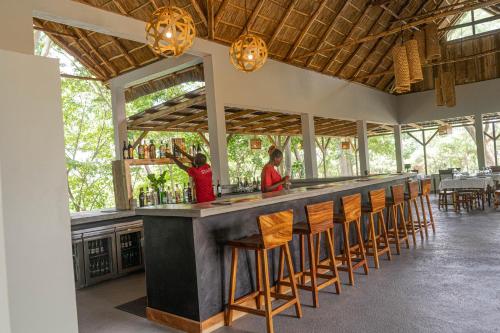 Un restaurante o sitio para comer en Adrift River Club