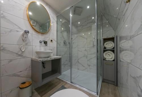 Un baño de Peak Glamp & Jacuzzi