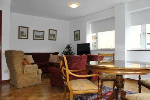 sala de estar con mesa y sillas en Amplio y luminoso apartamento en Villaviciosa en Villaviciosa