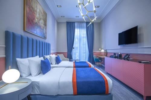 Llit o llits en una habitació de Heritage Hotel and Suites