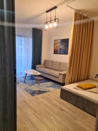 - un salon avec un lit et un canapé dans l'établissement Ghencea Residence 158 L1, à Bucarest