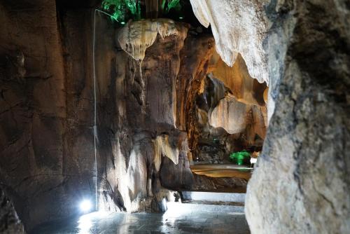 a cave with a bathtub in a stone wall at Fivitel Cổng Trời Đông Giang - Fivitel Đông Giang Heaven's Gate in Dong Giang