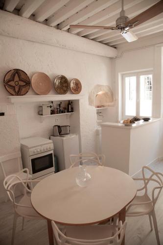 - une cuisine avec une table, une table et des chaises dans l'établissement Arles Downtown Entire Home, à Arles