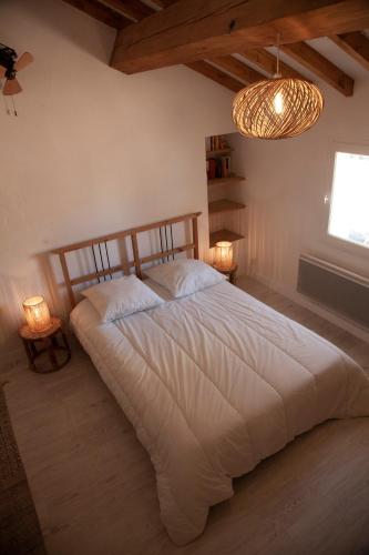 sypialnia z dużym łóżkiem z 2 lampami w obiekcie Arles Downtown Entire Home w mieście Arles