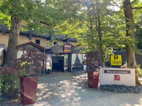 アンネヴィルにあるEnzo Hôtels Diane - Logis Amnévilleの前に看板がある建物