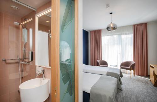 パルヌにあるWasa Resort Hotel, Apartments & SPAの病院ルーム(ベッド2台、シンク付)
