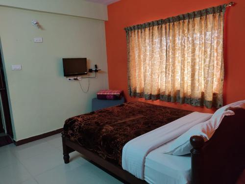 Tempat tidur dalam kamar di SAIBALA RESlDENCY - NEAR BOAT HOUSE