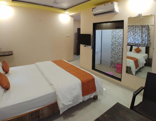 Krevet ili kreveti u jedinici u objektu Hotel Mangal Residency Lonavala - Best Hotel in Lonavala