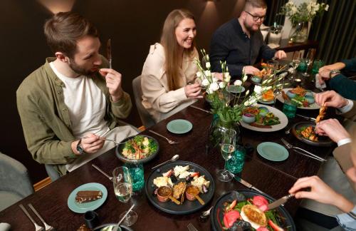 Comida en o cerca de este hotel