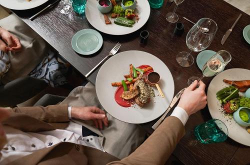 Comida en o cerca de este hotel