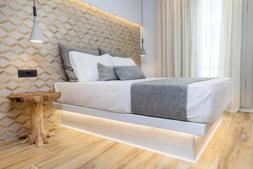 ナクソス・コラにあるNaxian Icon Luxury Residence 2のベッドルーム1室(大型ベッド1台付)