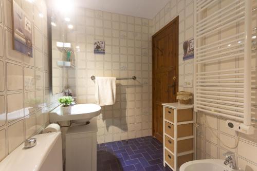 Koupelna v ubytování INNOUTHOME Casa Familiar con Piscina y Jardín Av 3 Calas