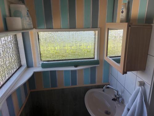 Lazy cabin near Hoek van Holland beach tesisinde bir banyo