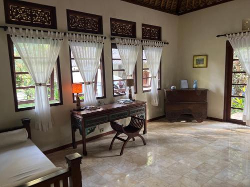 卡朗阿森的住宿－Rumah Kelapa Villa Alami，窗户客房内的一张书桌