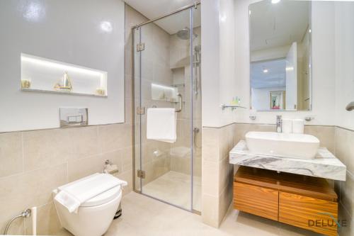 a bathroom with a toilet and a sink and a shower at Exclusive Deal Stunning 1BR at Madinat Jumeirah by Deluxe Holiday Homes in Dubai