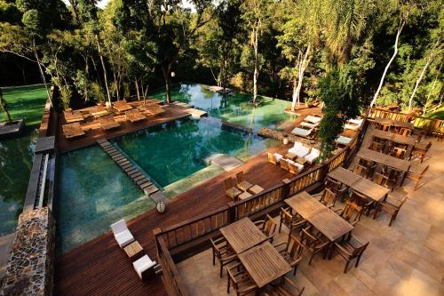 an overhead view of a pool with tables and chairs at Loi Suites Iguazu Hotel in Puerto Iguazú