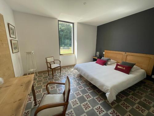 une chambre avec un lit, une table et des chaises dans l'établissement Mas Aupiho, à Saint-Rémy-de-Provence
