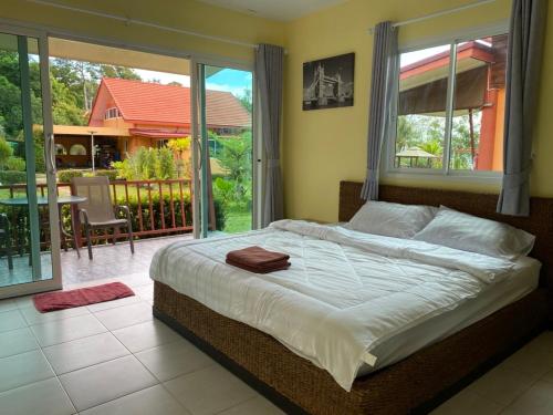 Postel nebo postele na pokoji v ubytování Siriporn Resort Koh Chang