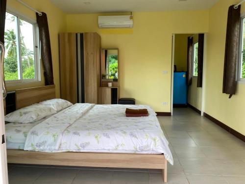 Postel nebo postele na pokoji v ubytování Siriporn Resort Koh Chang