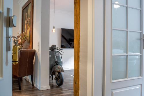 a scooter parked in a hallway next to a door at Das Haus Am Markt in Traben-Trarbach