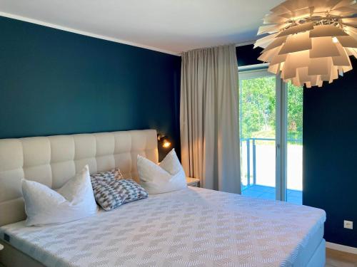 เตียงในห้องที่ Luxus-Maisonette für die große Familie mit direktem Strandzugang