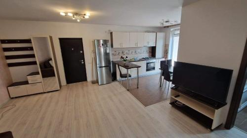 - une cuisine avec un réfrigérateur et une table dans la chambre dans l'établissement Sofia Apartments, à Floreşti