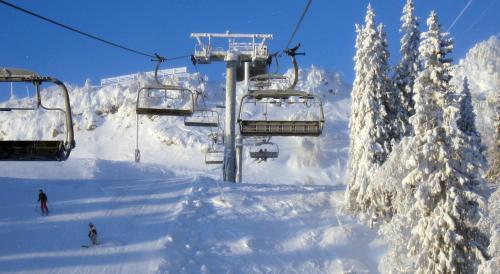 a person riding a ski lift in the snow at Hotell Funäsdalen in Funäsdalen