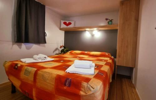 Una cama o camas en una habitación de Villaggio Acquamarina