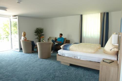 a man and a woman sitting in a hotel room at CAP Rotach in Friedrichshafen
