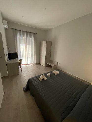 a bedroom with a large bed with two towels on it at Il Vicoletto - Tassitani Vacanze in Corigliano Calabro