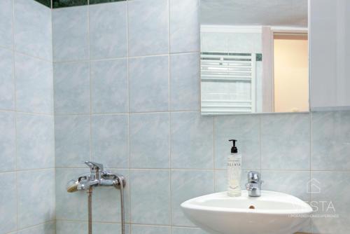 bagno con lavandino e specchio di SunRay City Apartment, Vesta Philoxenia a Salonicco
