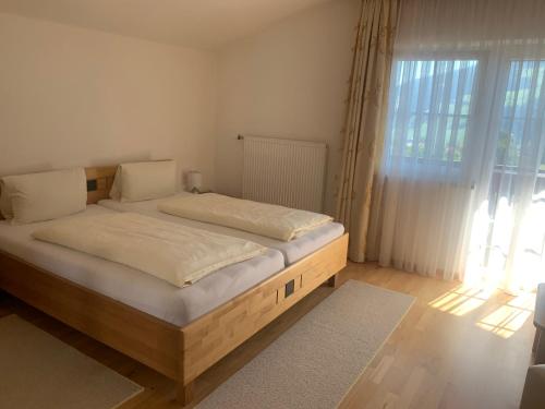 Un pat sau paturi într-o cameră la Frühstückspension Erika