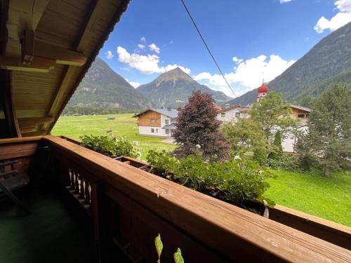 einen Balkon mit Blick auf ein Feld und die Berge in der Unterkunft Apartment Wiesenhof - LFD200 by Interhome in Längenfeld