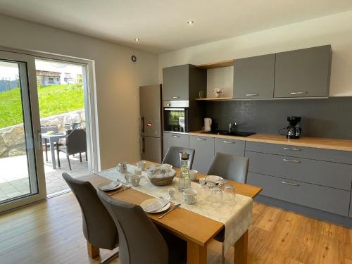 Una cocina y un comedor con mesa y sillas. en Apartment Bergblick by Interhome, en Oberau