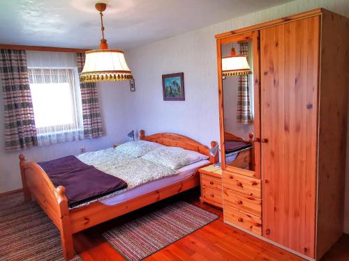ÖblarnにあるHoliday Home Landhaus Prieger - OBL100 by Interhomeのベッドルーム1室(木製ベッド1台、木製キャビネット付)