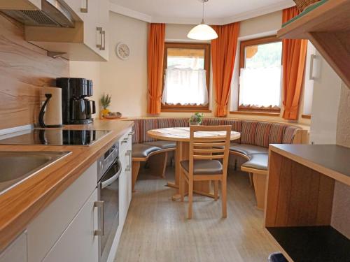 Apartment Leiter-3 by Interhome في سولدن: مطبخ مع طاولة وغرفة طعام