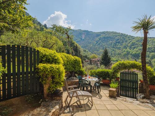 MontemagnoにあるHoliday Home Il Metatino by Interhomeの山の景色を望むパティオ(テーブル、椅子付)
