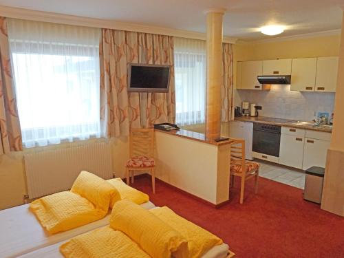 um quarto com uma cozinha e uma sala de estar em Apartment Leiter-1 by Interhome em Sölden