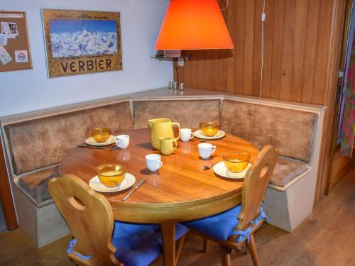 ヴェルビエにあるApartment La Toura by Interhomeの木製テーブル(カップ、ソーサー付)