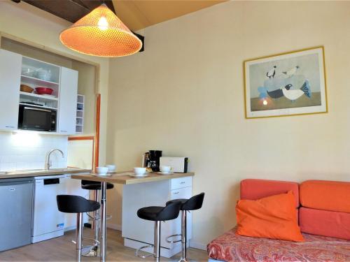 sala de estar con sofá y cocina en Apartment Hameau du golf-2 by Interhome, en Lacanau-Océan