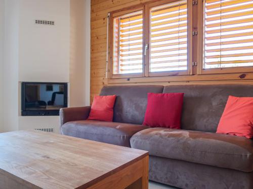 Posezení v ubytování Apartment Les Chouettes 1 by Interhome