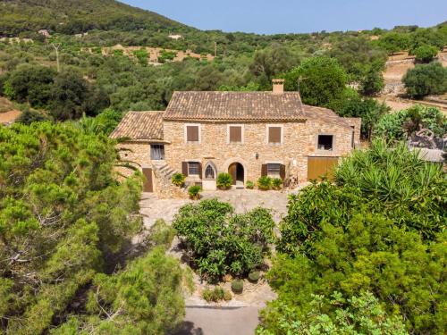 una vista aérea de una casa de piedra con árboles en Holiday Home Can Caubo - CDO200 by Interhome, en S'Horta