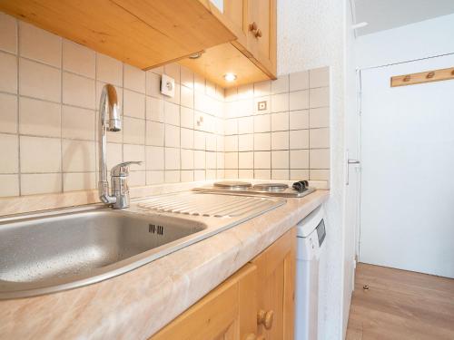 une cuisine avec un évier et un comptoir dans l'établissement Apartment Cime de Caron 2701 by Interhome, à Val Thorens